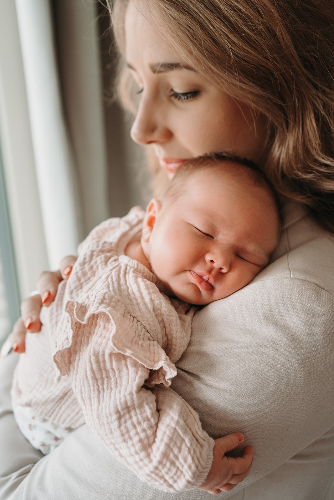 Pasgeboren baby tijdens een newbornshoot in Utrecht.