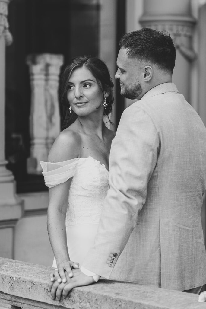 bruid in elegante jurk tijdens voorbereidingen voor classy bruiloft bij Oranjerie Hydepark in Doorn