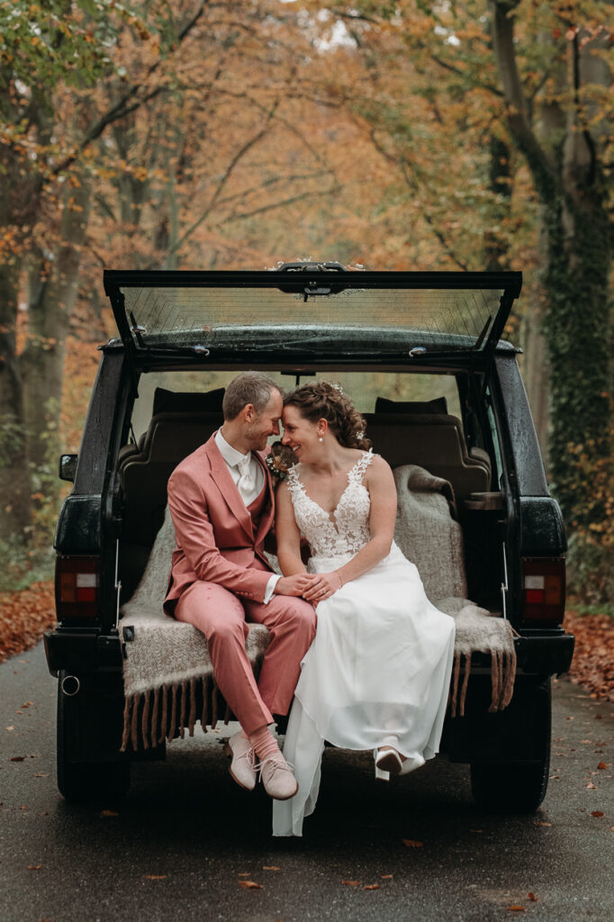 Fotoshoot met regen tijdens winterbruiloft