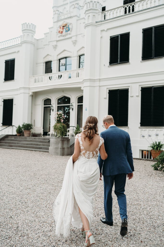 beweging tijdens een loveshoot op een bruiloft bij een prachtige locatie alsof je in het buitenland bent
