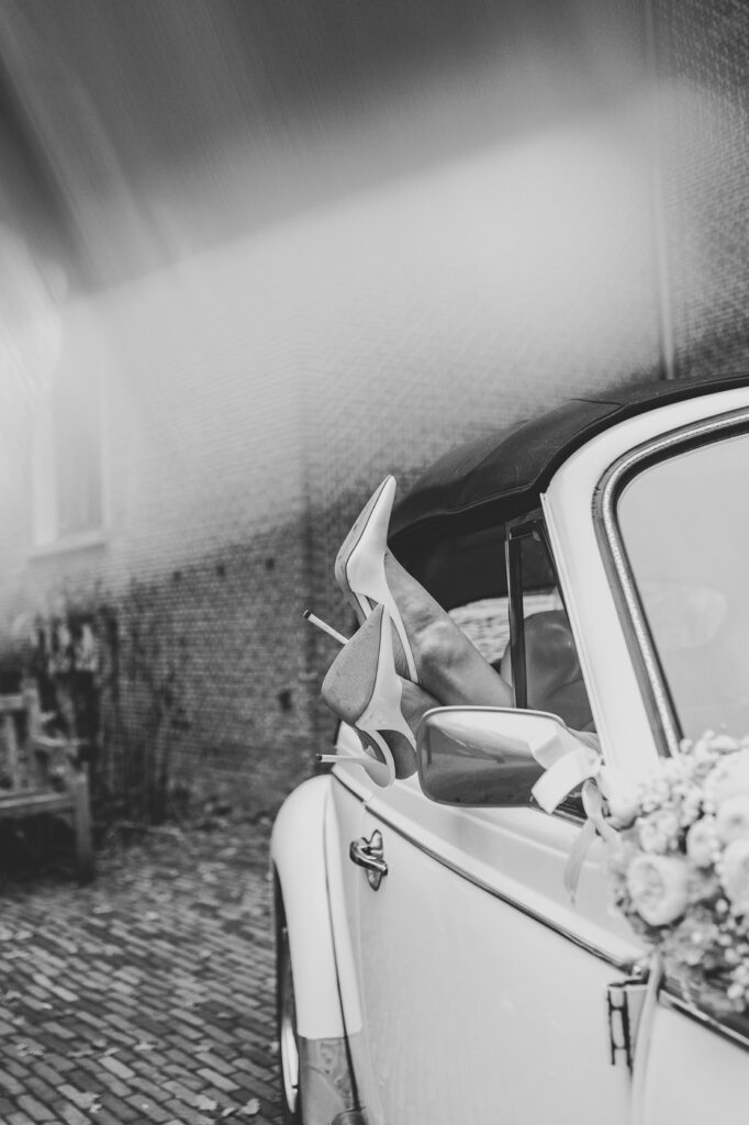 bruidsshoot met een trouwauto 