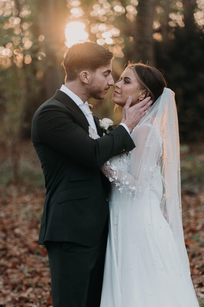 Loveshoot op een bruiloft tijdens goldenhour in het bos. Thema Black Tie