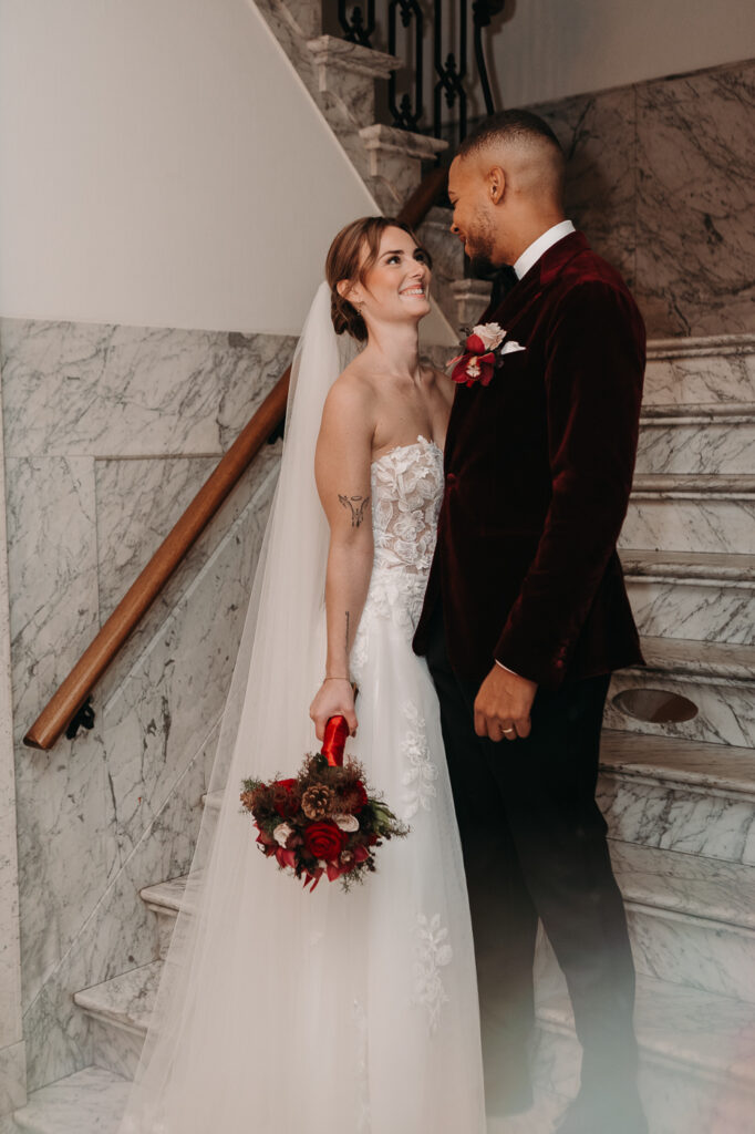 Trouwen in een kasteel op een prachtige trap