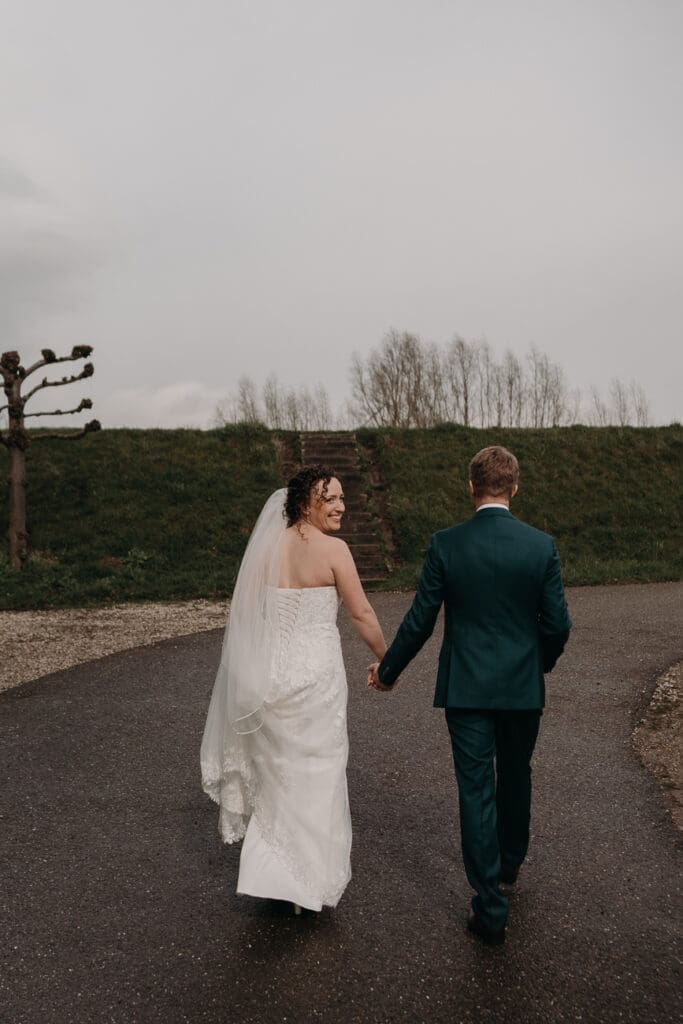 Onderweg naar de dijk voor de trouwshoot bij VRIJ Culemborg