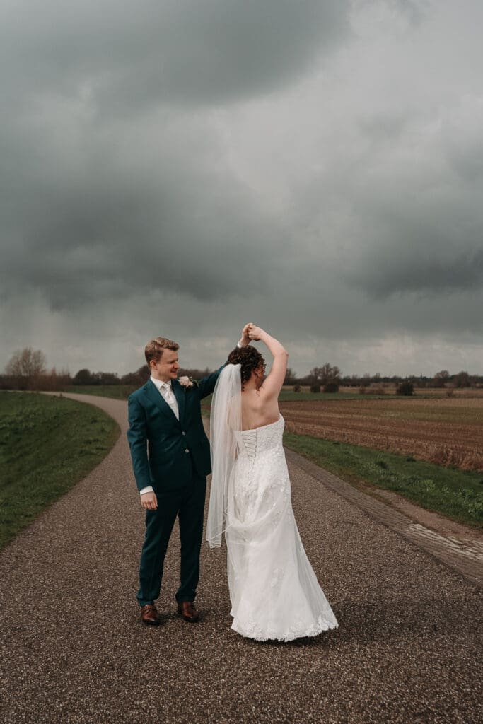 Een dansje samen tijdens de trouwshoot