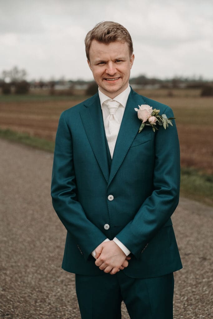 De bruidegom tijdens de trouwfotohsoot 