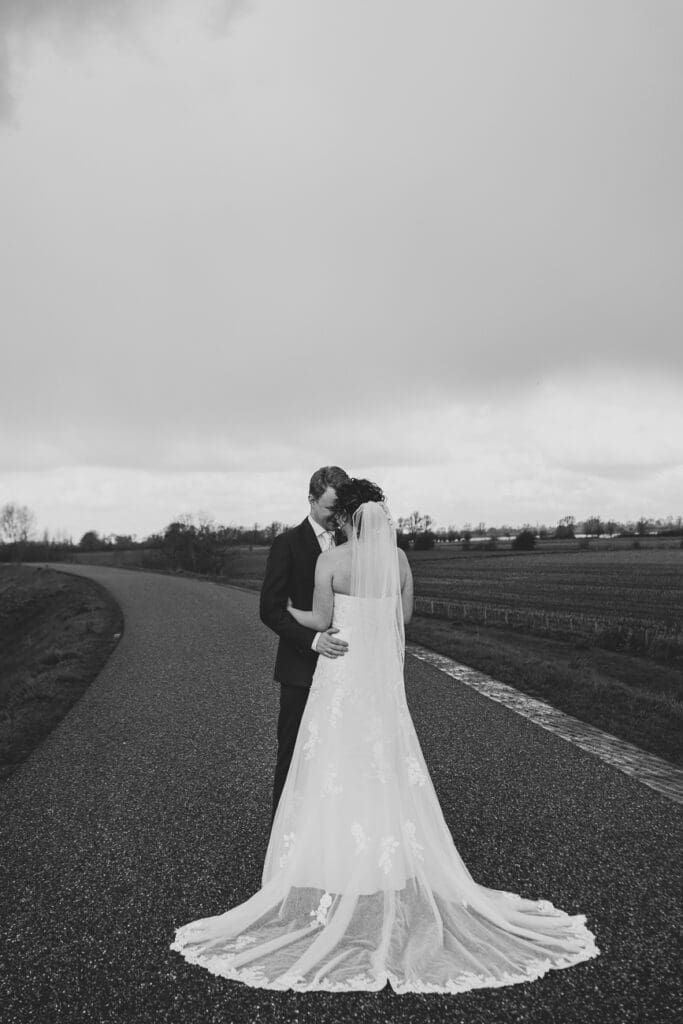 Bruidspaar samen tijdens fotoshoot VRIJ Culemborg