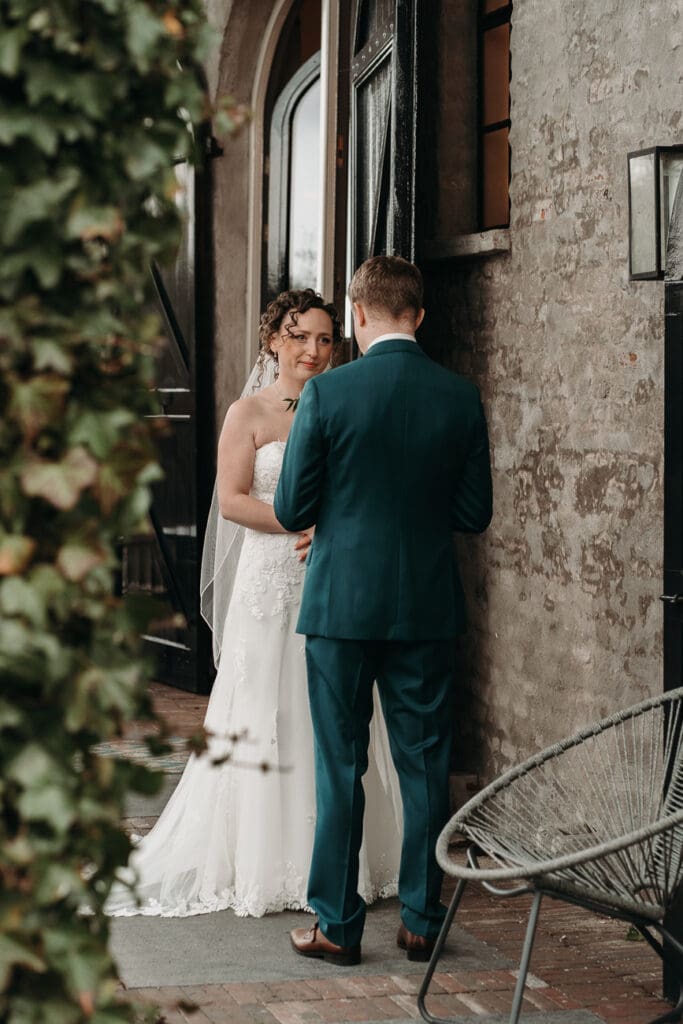 bruid en bruidegom lezen geloftes bij VRIJ Culemborg