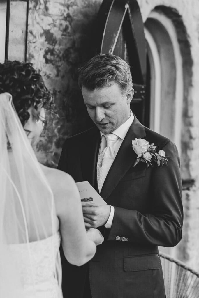 De bruid leest zijn geloftes voor