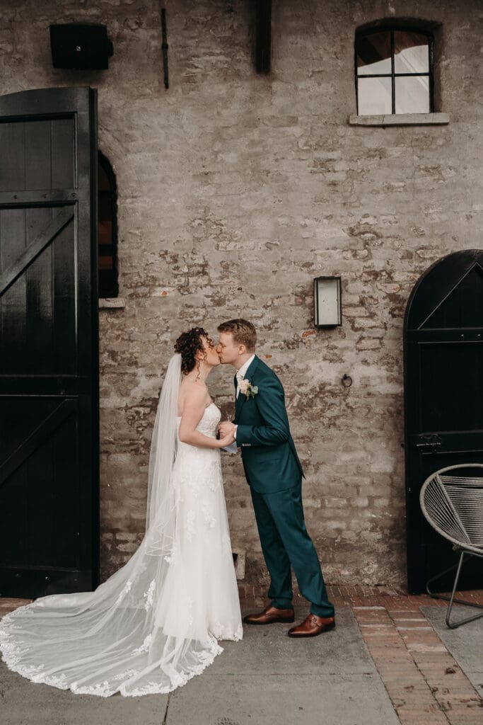 Een intieme kus na het lezen van de geloftes bij VRIJ culemborg