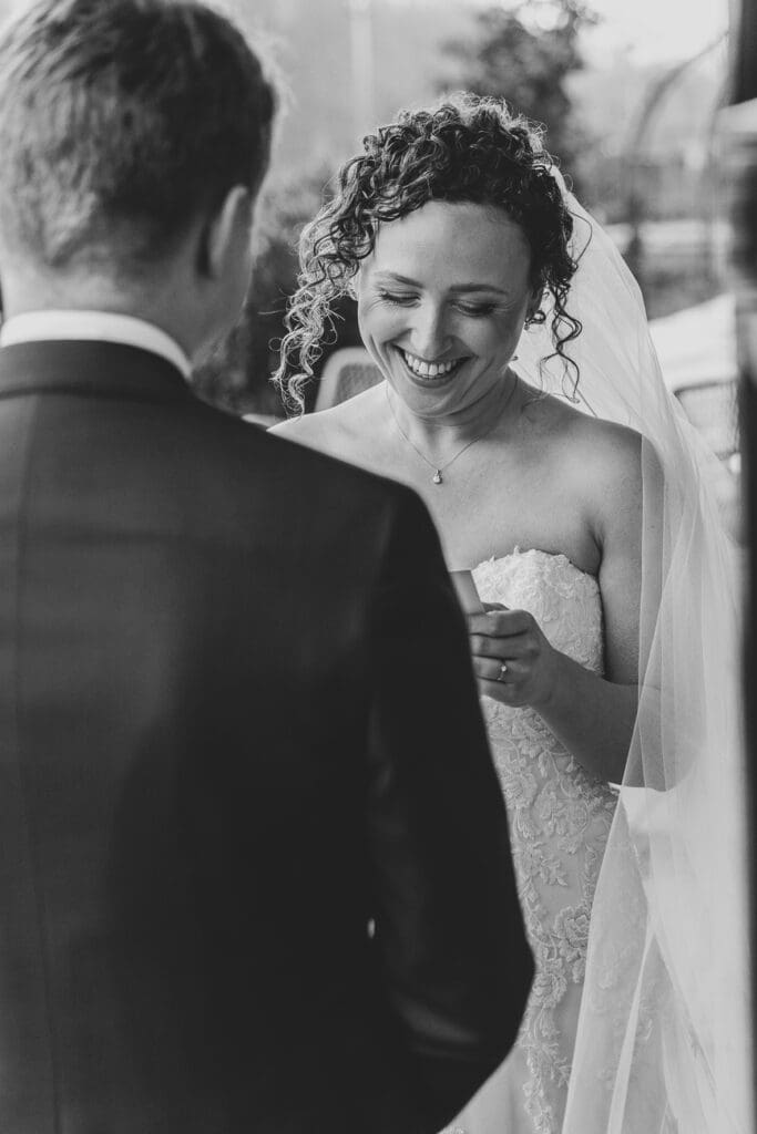 bruid en bruidegom lezen geloftes aan elkaar bij VRIJ Culemborg