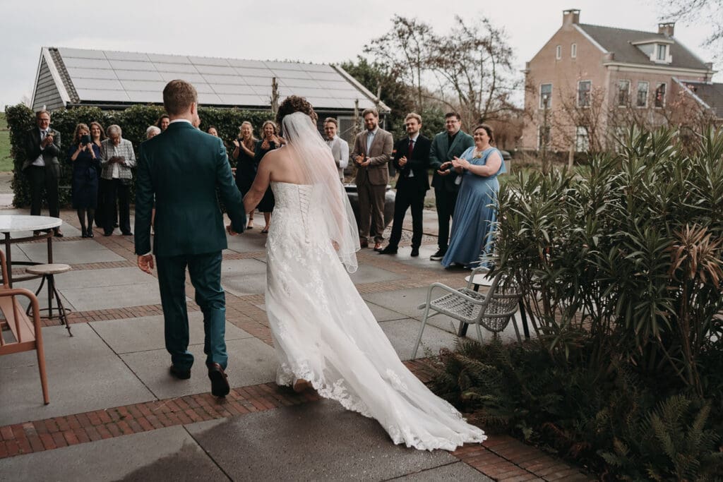 bruidspaar entree bij VRIJ Culemborg buiten