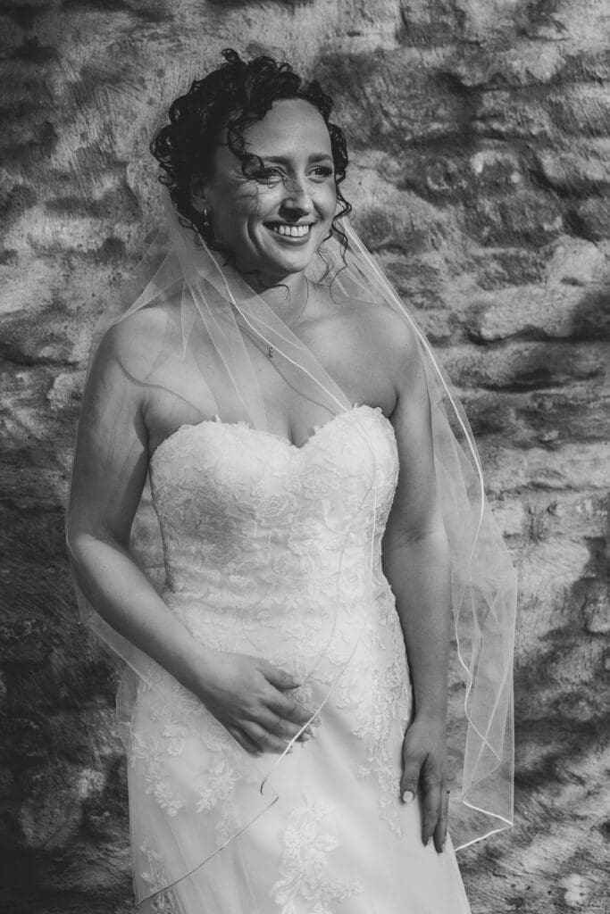 De bruid met prachtig ligt die door de bomen komt