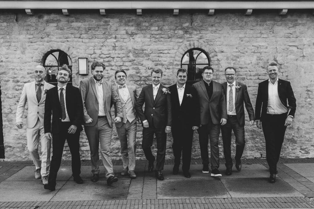 De bruidegom met zijn beste vrienden