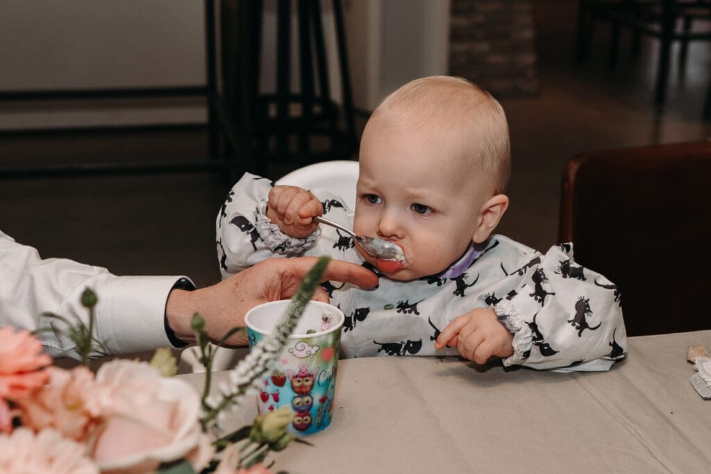 Hun zoontje eet lekker een ijsje tijdens het diner