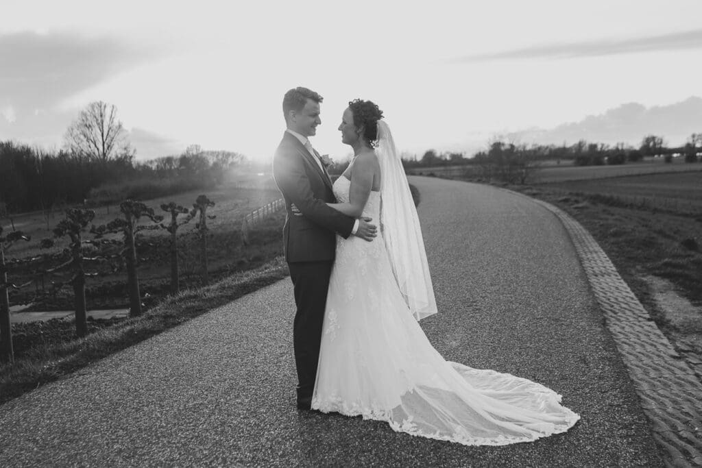 fotoshoot bruidspaar bij VRIJ Culemborg tijdens goldenhour