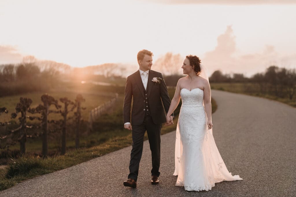 Fotoshoot tijdens golden hour bruidspaar 