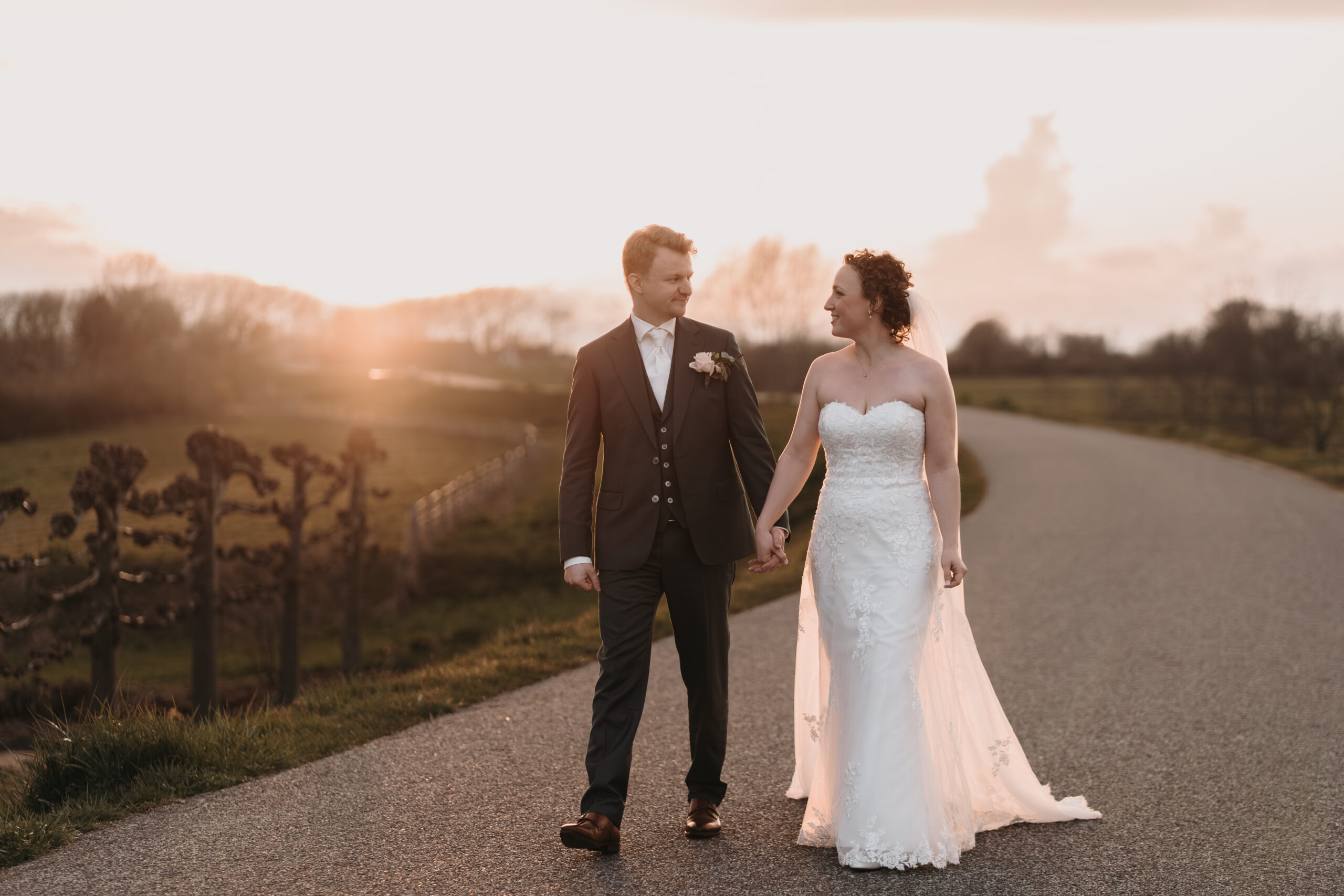 fotoshoot bruidspaar bij VRIJ Culemborg aan de dijk