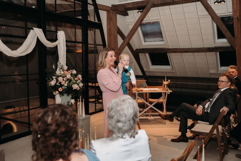 Ceremonie spreker verwelkomt alle daggasten
