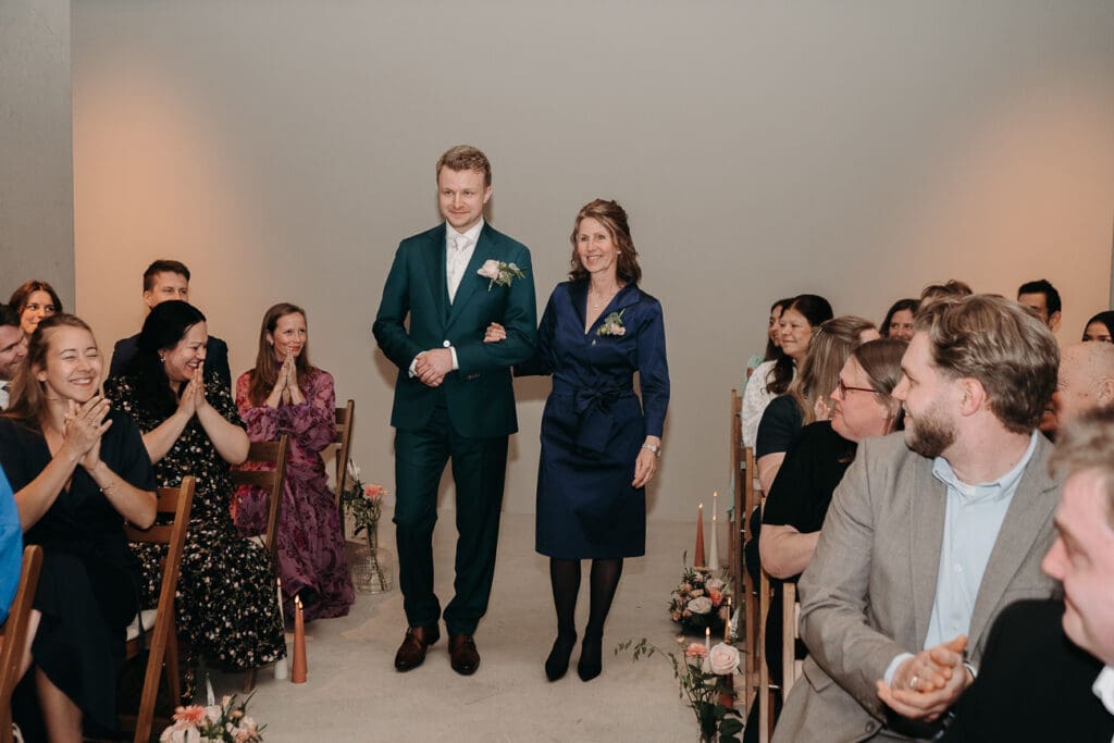 Bruidegom komt samen met moeder aan tijdens ceremonie 