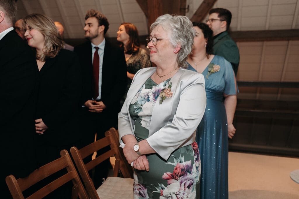 Tranen bij de moeder van de bruid toen de bruid aan kwam lopen met haar vader