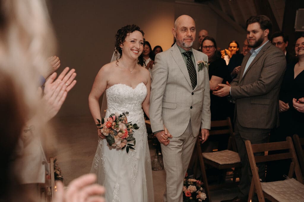 De bruid komt aanlopen met haar vader tijdens de avondceremonie bij VRIJ culemborg 