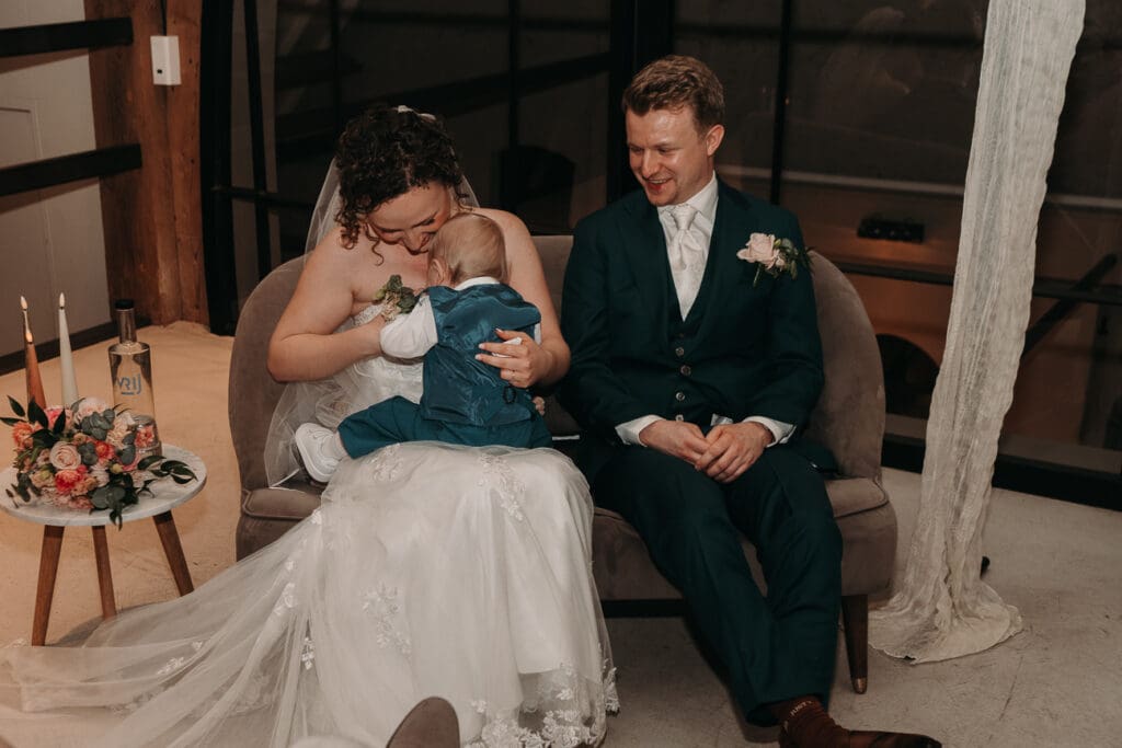 Het zoontje wilde er graag bij zitten 