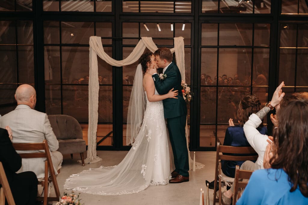 De kus tijdens de ceremonie