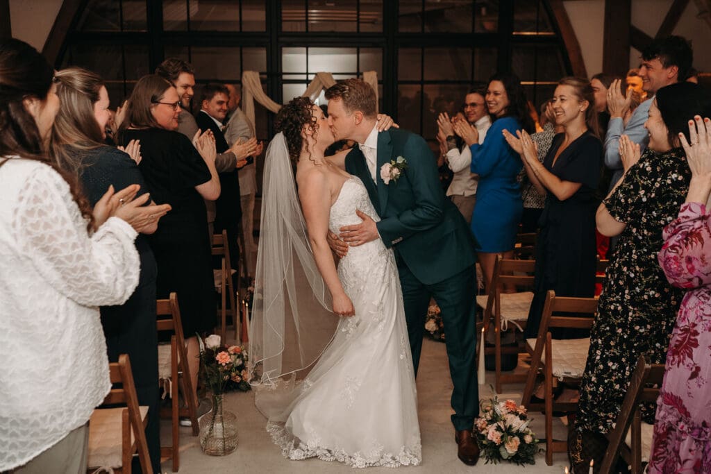 De kus na de ceremonie bij VRIJ culemborg