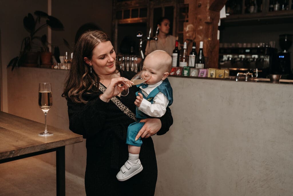 Hun zoontje wilde na de ceremonie ook een slokje drinken