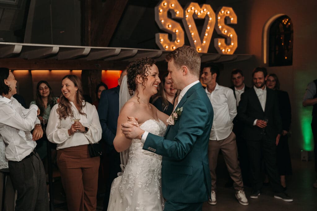 De bruid en bruidegom tijdens openingsdans bij VRIJ Culemborg