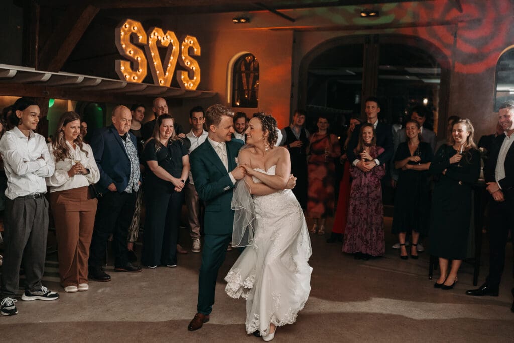 Een geweldige openingsdans met al hun gasten in een kring erom heen