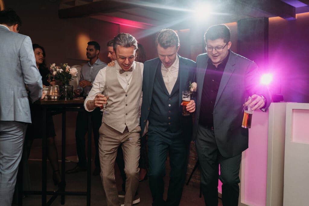 De bruidegom danst tijdens het feest bij VRIJ Culemborg 