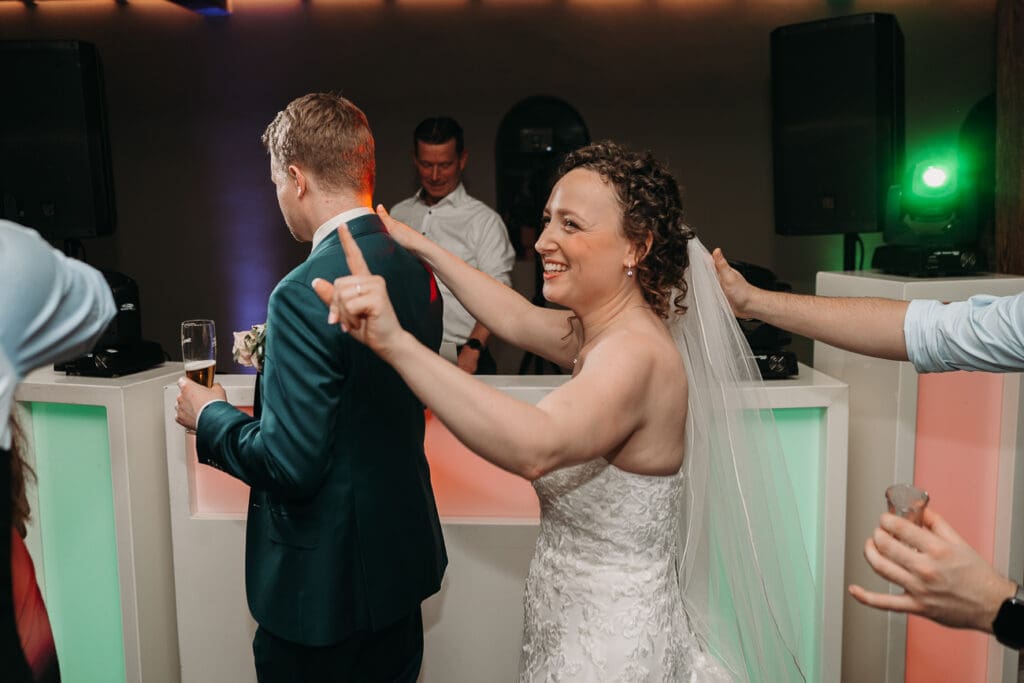 De bruid en bruidegom tijdens de  polonaise bij het avond feest