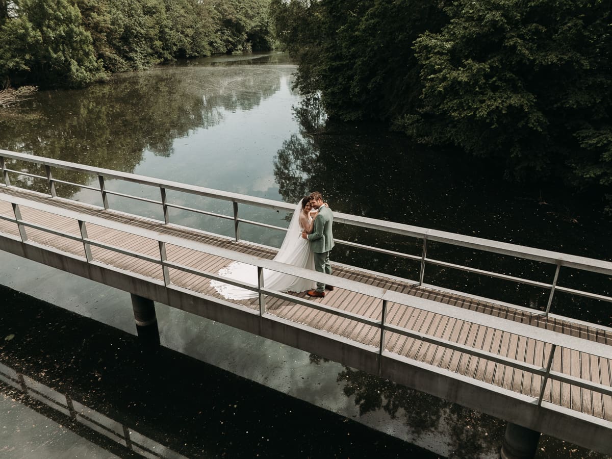 Drone foto tijdens loveshoot bij bruiloft Fort Vechten